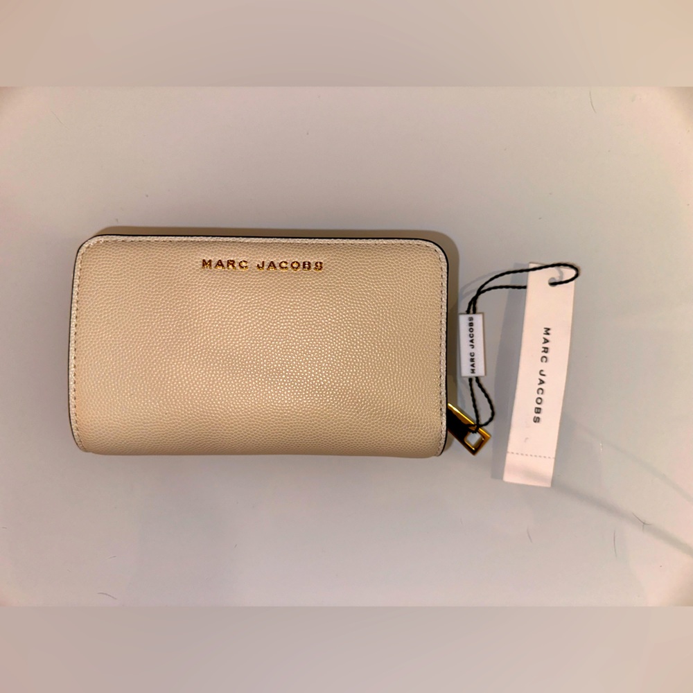 Marc Jacobs Unisex Saffiano Medium Biofold Leather Wallet in Color Marshmallow
